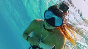 GoPro и девушка под водой